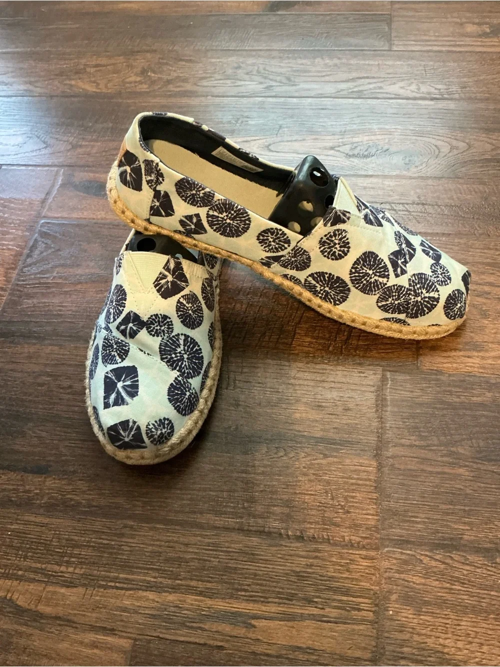 TOMS Women’s Size 9 Shell Print Canvas Rope Espadrille Slip-On Shoes